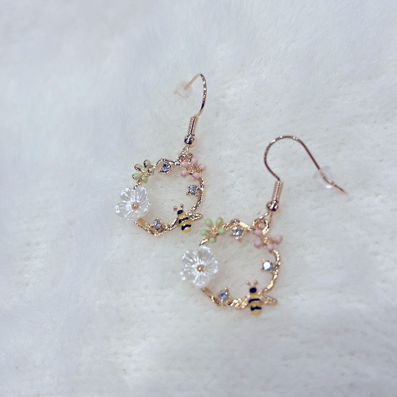 Spring Honey Bee Hoop Drop Dainty Floral Zinc Alloy Earrings - Picture 3 of 5